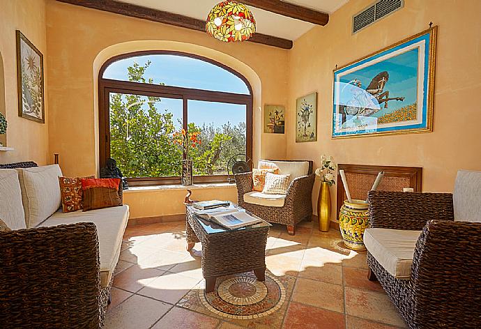 Living room with sofas, ornamental fireplace, A/C, WiFi internet, and satellite TV . - Villa Selinunte Garden . (Galleria fotografica) }}