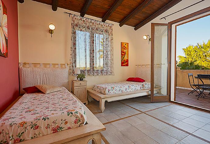 Twin bedroom with A/C . - Villa Selinunte Garden . (Галерея фотографий) }}