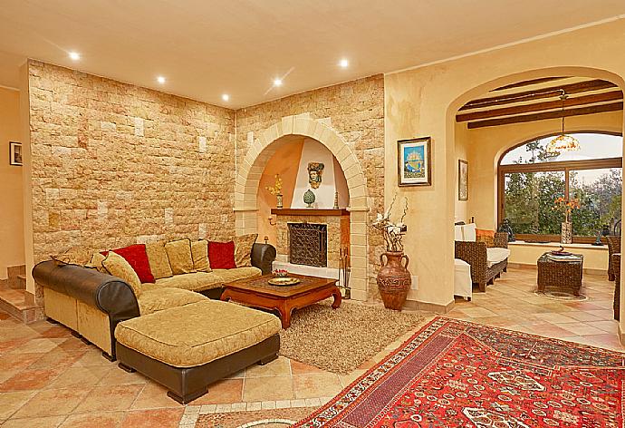 Living room with sofas, ornamental fireplace, A/C, WiFi internet, and satellite TV . - Villa Selinunte Garden . (Galleria fotografica) }}