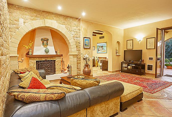 Living room with sofas, ornamental fireplace, A/C, WiFi internet, and satellite TV . - Villa Selinunte Garden . (Galleria fotografica) }}