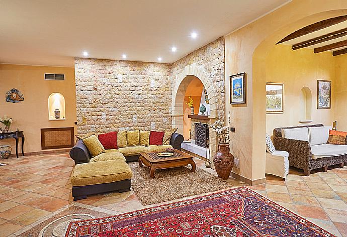 Living room with sofas, ornamental fireplace, A/C, WiFi internet, and satellite TV . - Villa Selinunte Garden . (Galería de imágenes) }}