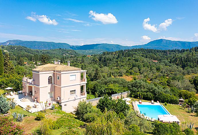 Aerial view of Villa Denise . - Villa Denise . (Fotogalerie) }}