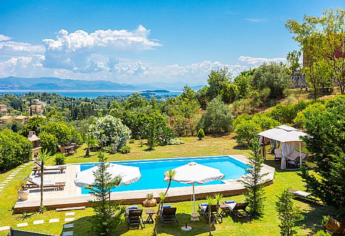 Private pool, terraces, and garden . - Villa Denise . (Fotogalerie) }}