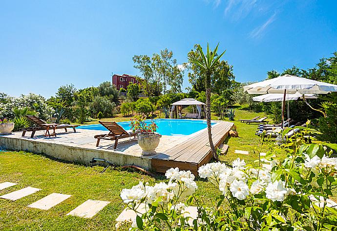 Private pool, terraces, and garden . - Villa Denise . (Galería de imágenes) }}