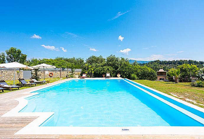 Private pool, terraces, and garden . - Villa Denise . (Fotogalerie) }}