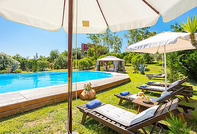 Private pool, terraces, and garden . - Villa Denise . (Fotogalerie) }}