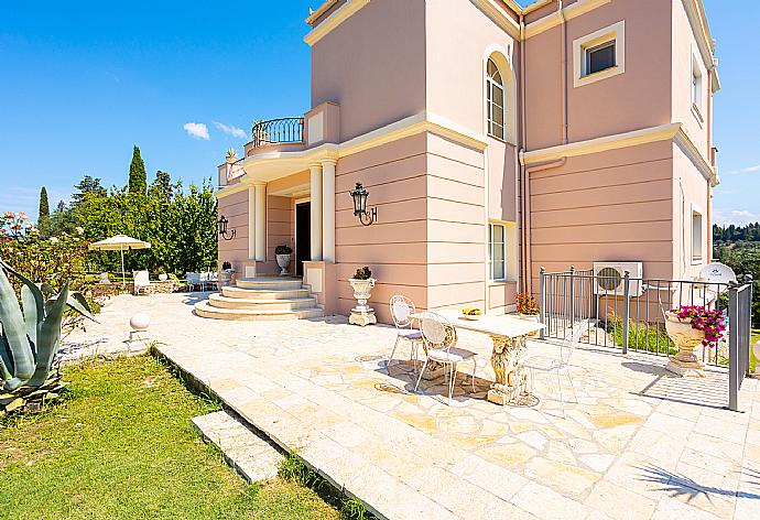 Terrace area . - Villa Denise . (Photo Gallery) }}