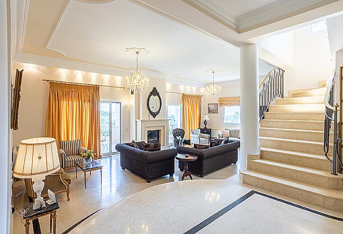 Living room with sofas, dining area, ornamental fireplace, A/C, WiFi internet, and satellite TV, and terrace access . - Villa Denise . (Fotogalerie) }}