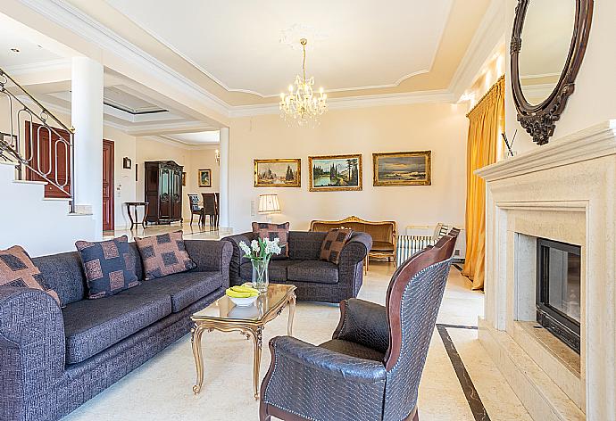 Living room with sofas, dining area, ornamental fireplace, A/C, WiFi internet, and satellite TV, and terrace access . - Villa Denise . (Fotogalerie) }}