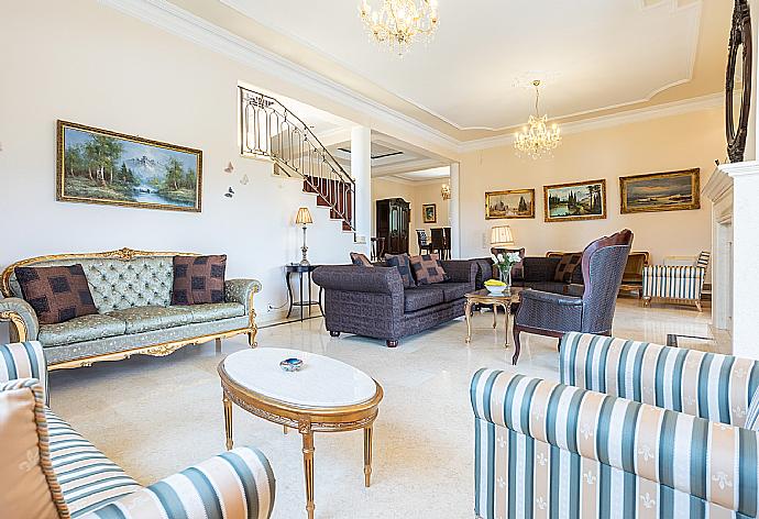 Living room with sofas, dining area, ornamental fireplace, A/C, WiFi internet, and satellite TV, and terrace access . - Villa Denise . (Galería de imágenes) }}