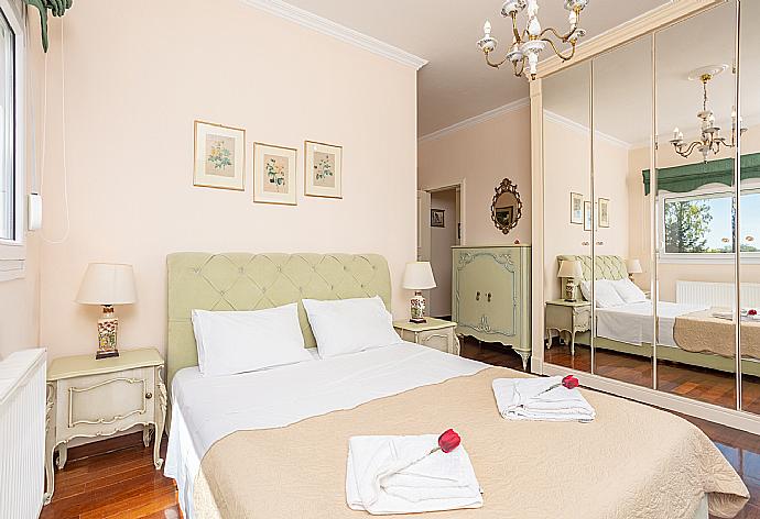 Double bedroom with en suite bathroom, A/C, and terrace access . - Villa Denise . (Fotogalerie) }}