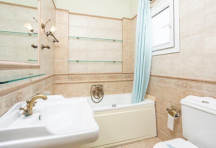 En suite bathroom with bath and shower . - Villa Denise . (Galleria fotografica) }}