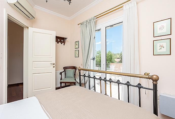 Double bedroom with A/C and terrace access . - Villa Denise . (Photo Gallery) }}