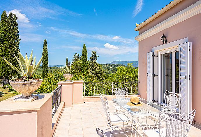 Terrace with views . - Villa Denise . (Fotogalerie) }}