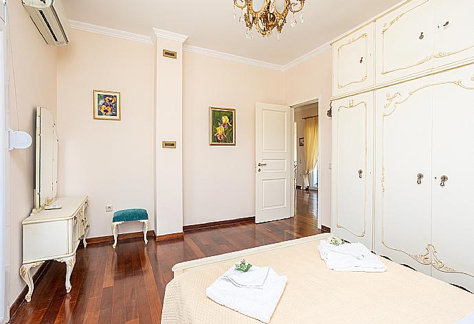 Double bedroom with A/C and terrace access . - Villa Denise . (Fotogalerie) }}