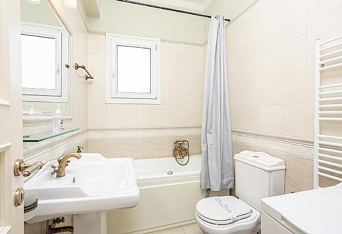 Family bathroom with bath and shower . - Villa Denise . (Galerie de photos) }}