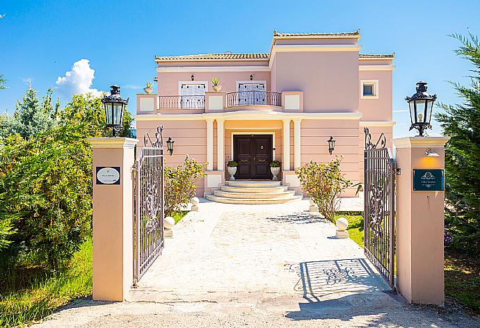 Entrance to Villa Denise . - Villa Denise . (Galerie de photos) }}