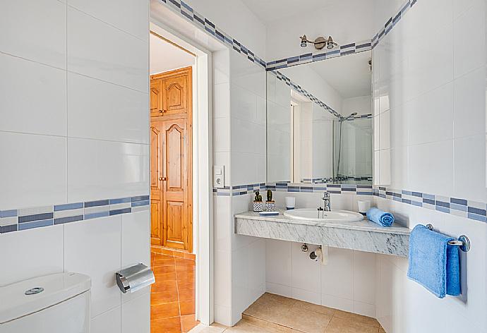 Family bathroom with shower and W/C . - Villa Miguels . (Fotogalerie) }}