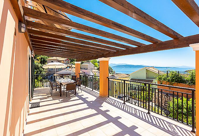 Terrace area with sea views . - Villa Konstantinos . (Fotogalerie) }}