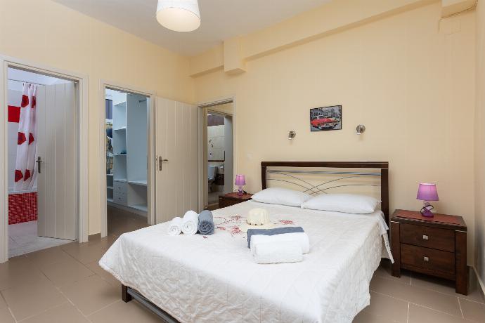 Double bedroom with en suite bathroom and A/C . - Villa Konstantinos . (Галерея фотографий) }}