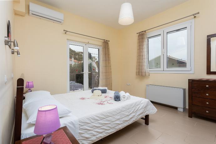 Double bedroom with en suite bathroom and A/C . - Villa Konstantinos . (Photo Gallery) }}