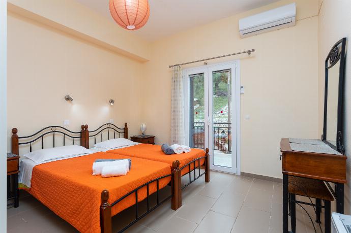 Twin bedroom with ensuite bathroom and A/C . - Villa Konstantinos . (Fotogalerie) }}