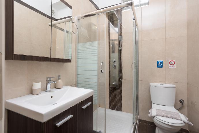 En suite bathroom with shower . - Villa Konstantinos . (Photo Gallery) }}