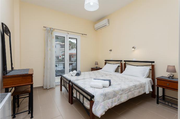 Twin bedroom with A/C . - Villa Konstantinos . (Photo Gallery) }}