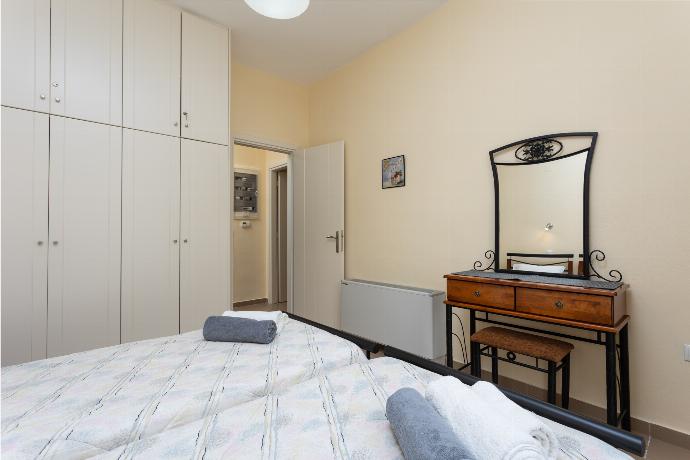 Twin bedroom with A/C . - Villa Konstantinos . (Galería de imágenes) }}