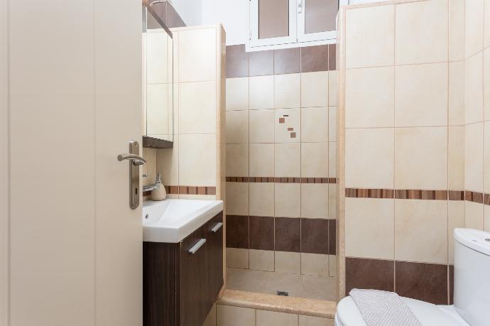 Family bathroom with shower . - Villa Konstantinos . (Photo Gallery) }}