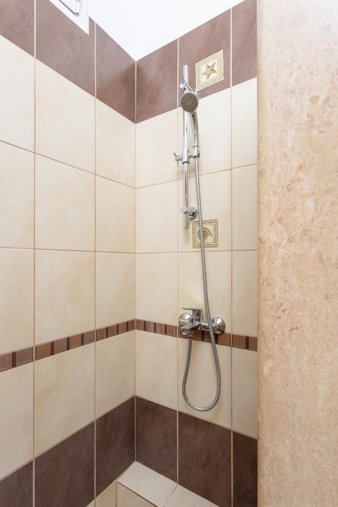 Family bathroom with shower . - Villa Konstantinos . (Galerie de photos) }}