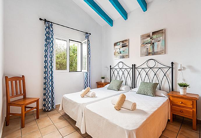 Twin bedroom with en suite bathroom and A/C . - Villa Laura . (Photo Gallery) }}