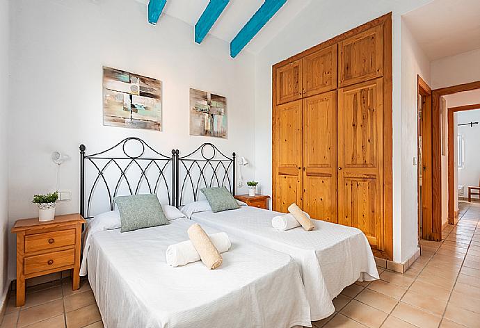 Twin bedroom with en suite bathroom and A/C . - Villa Laura . (Galerie de photos) }}