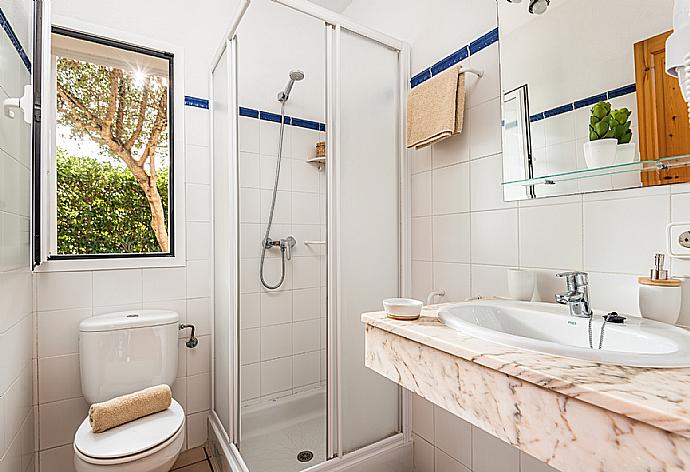 En suite bathroom with shower . - Villa Laura . (Fotogalerie) }}