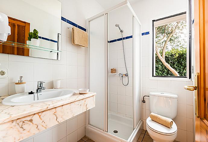 En suite bathroom with shower . - Villa Laura . (Galerie de photos) }}