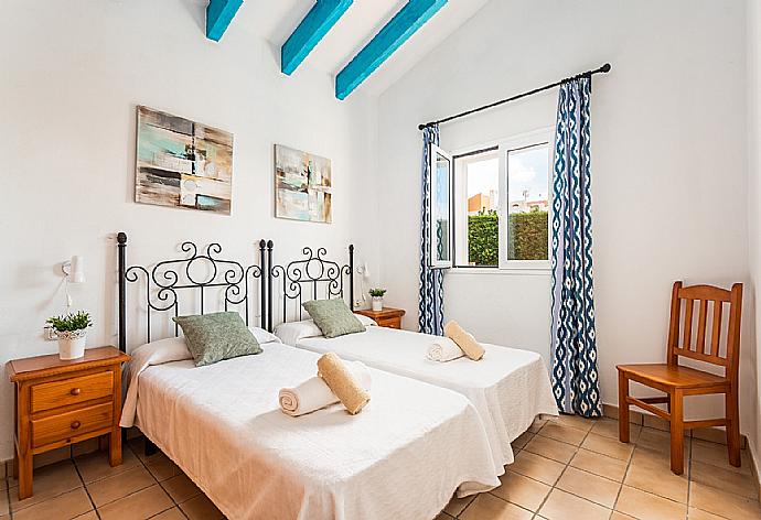 Twin bedroom with en suite bathroom and A/C . - Villa Laura . (Galleria fotografica) }}