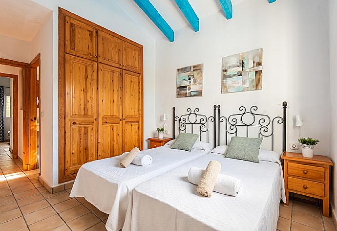 Twin bedroom with en suite bathroom and A/C . - Villa Laura . (Fotogalerie) }}