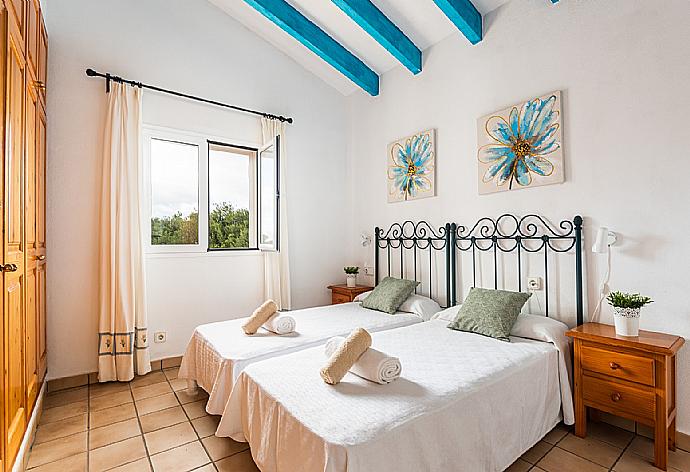 Twin bedroom with en suite bathroom and A/C . - Villa Laura . (Galerie de photos) }}