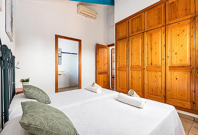 Twin bedroom with en suite bathroom and A/C . - Villa Laura . (Fotogalerie) }}