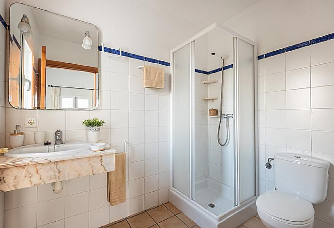 En suite bathroom with shower . - Villa Laura . (Photo Gallery) }}