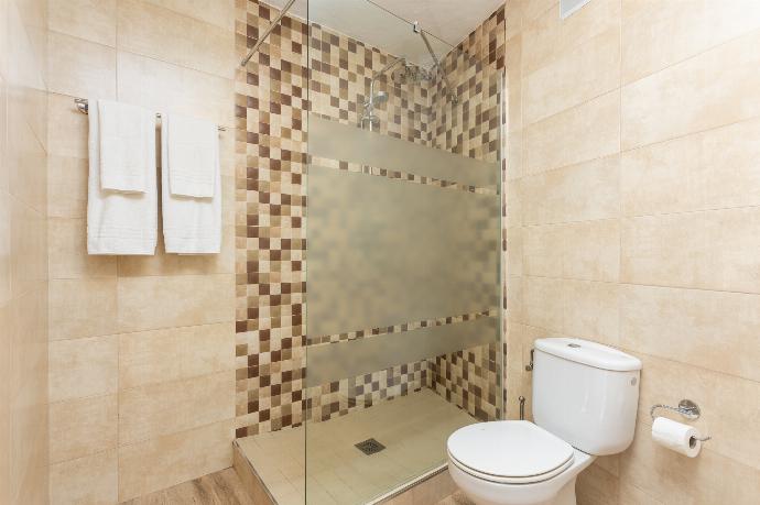 Family bathroom with shower . - Cortijo Mari Carmen . (Galería de imágenes) }}