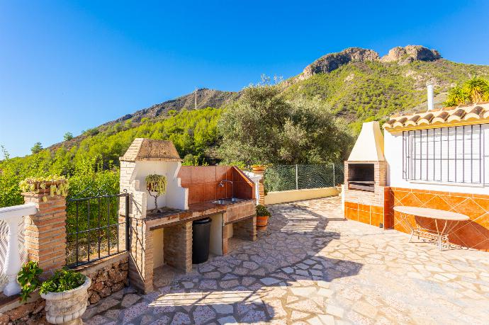 Terrace area with BBQ . - Cortijo Mari Carmen . (Galería de imágenes) }}