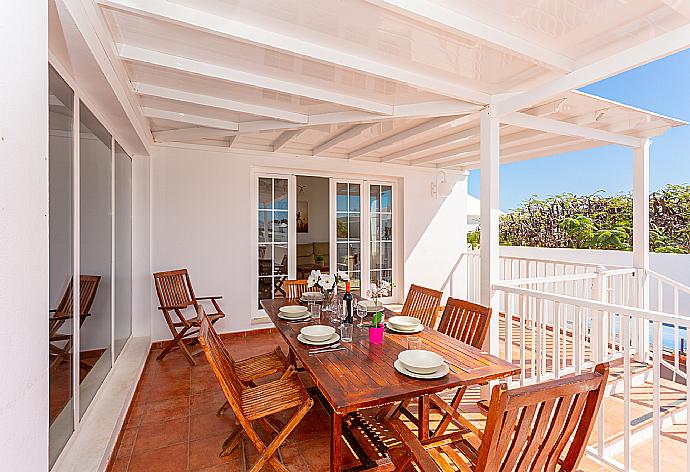 Sheltered terrace area . - Villa Tania . (Fotogalerie) }}