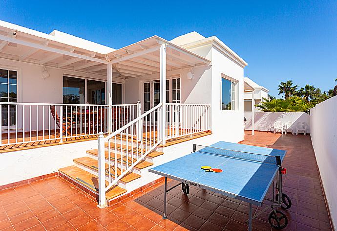 Terrace area with table tennis . - Villa Tania . (Galerie de photos) }}