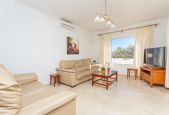 Living room with sofas, A/C, WiFi internet, satellite TV, and terrace access . - Villa Tania . (Galería de imágenes) }}