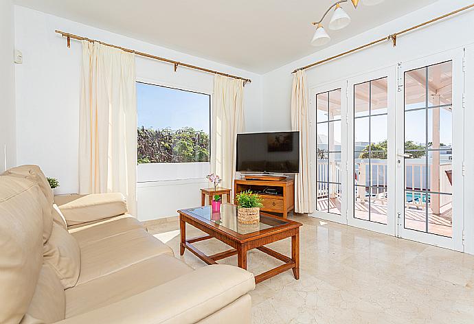 Living room with sofas, A/C, WiFi internet, satellite TV, and terrace access . - Villa Tania . (Fotogalerie) }}