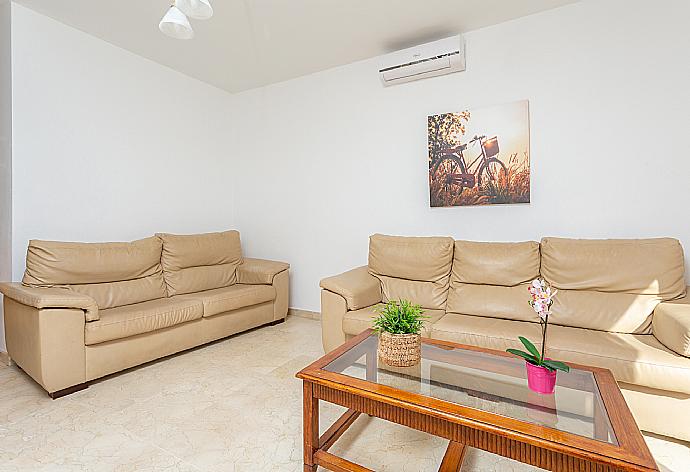 Living room with sofas, A/C, WiFi internet, satellite TV, and terrace access . - Villa Tania . (Galleria fotografica) }}