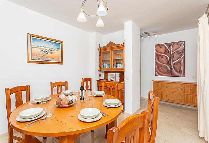 Dining area . - Villa Tania . (Galerie de photos) }}