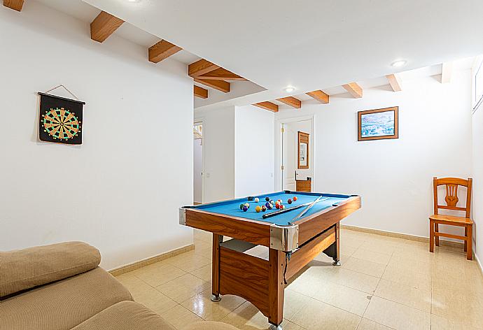 Game room with pool table and sofa . - Villa Tania . (Galería de imágenes) }}