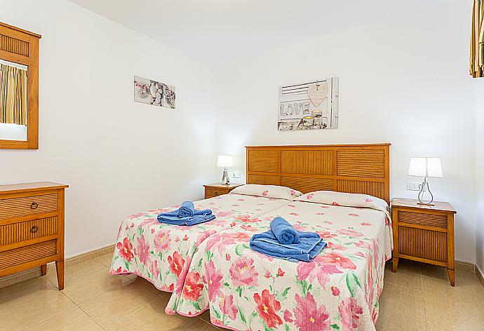 Twin bedroom with A/C . - Villa Tania . (Photo Gallery) }}